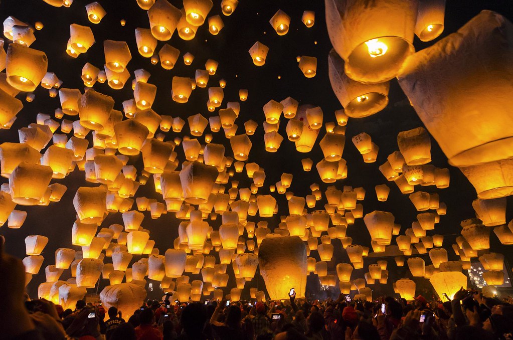 滿天天燈 — the sky filled with lanterns over Pingxi