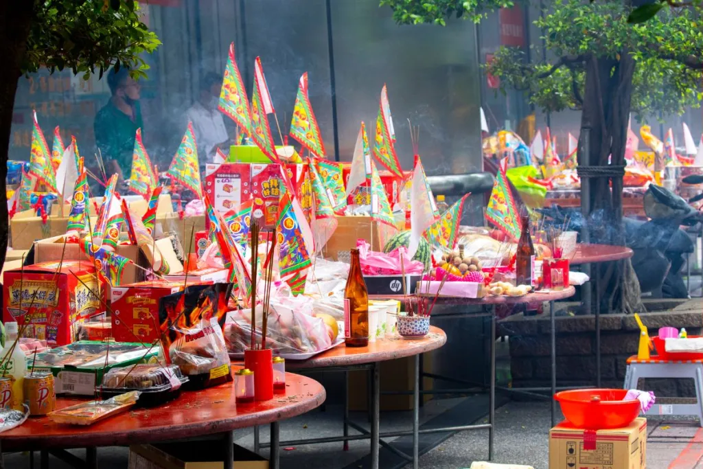 普渡 pǔdù communal offering table