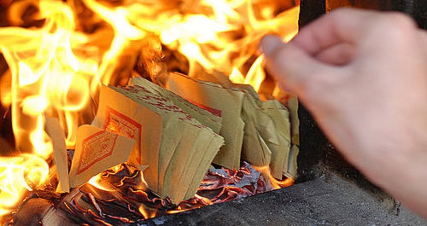 烧纸钱 shāo zhǐqián Burning spirit money
