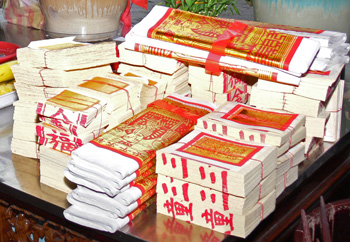 紙錢 — spirit money being burned as an offering