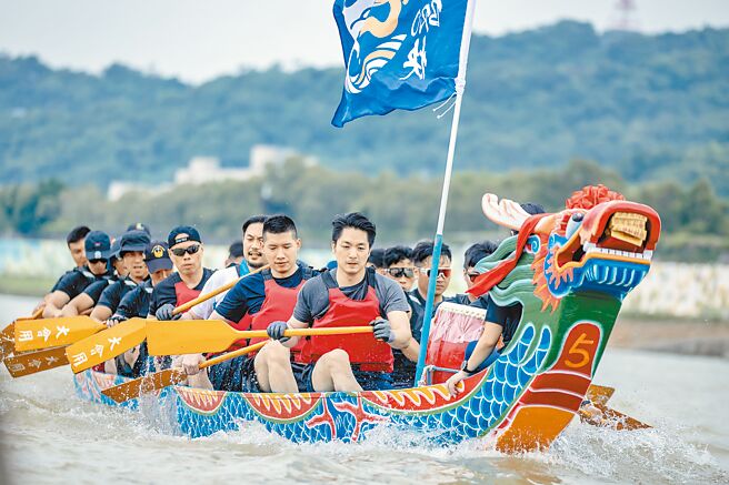 划龍舟 dragon boat race